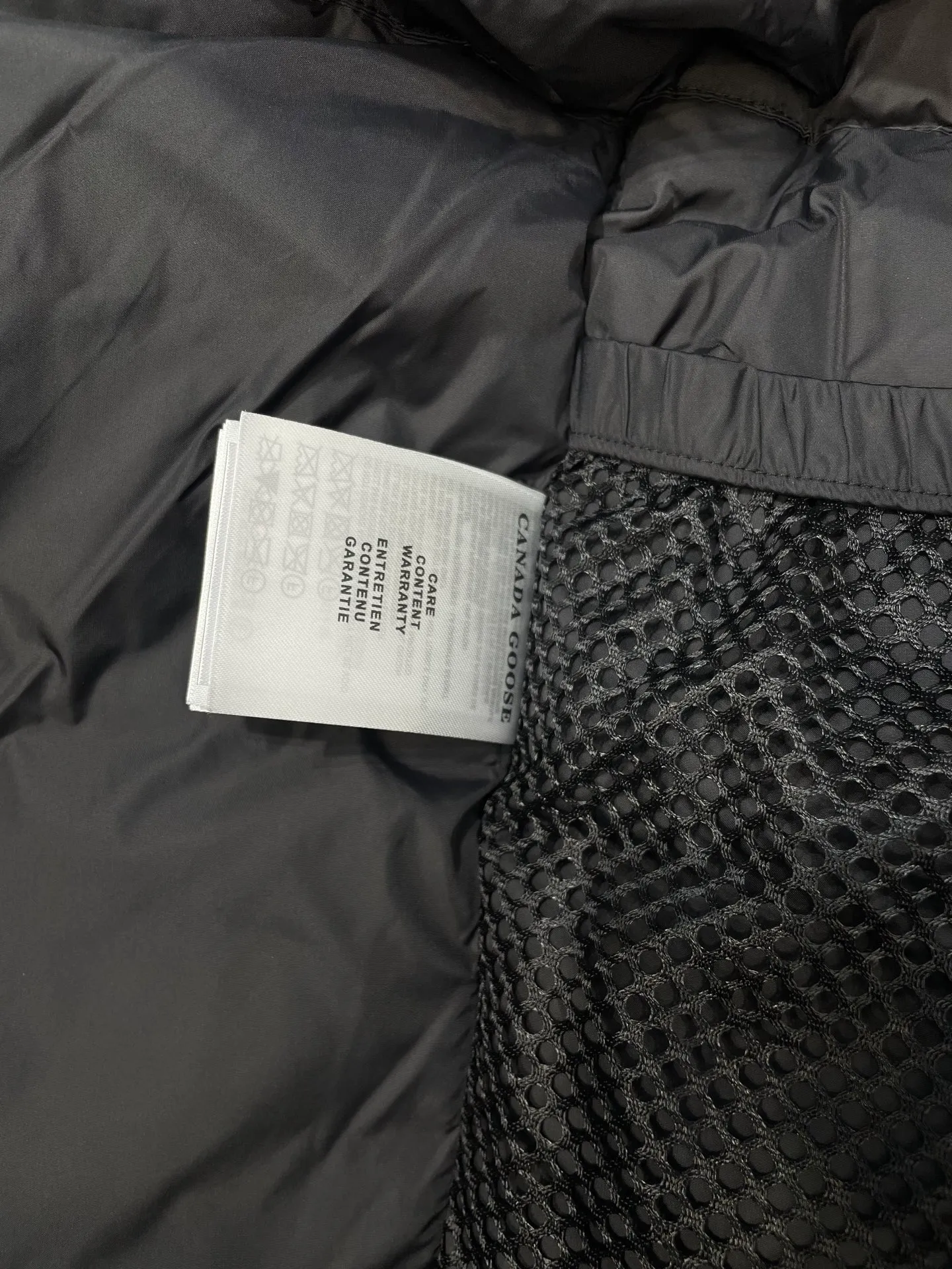 P910 special version 🌟 🇨🇦CANADA GOOES 24 new models 08 models/couple models Factory direct supply: supplying global purchasing agents, micro-business, entities, Tmall, high-end stalls and studio cooperation, free shipping! Canada Goose Expedition Parka 2008 is the same style for men and women. It is mid-length and the most timeless classic. All Arctic and Antarctic scientific expedition teams choose Canada Goose as their cold-proof equipment. It is the Rolls-Royce of down jackets. ➖ Industry-leading anti-counterfeiting chip sensing. ➖ Imported Behringer embroidery machines and customized embroidery labels, the highest level and industry leading. ➖ Imported Korean 21-count polyester-cotton blended original fabric, TC85 waterproof coated fabric, water-repellent, windproof and wear-resistant. ➖ The new national standard 80 white duck down is filled with an average of 520 grams of down. The amount of down filled is industry-leading. ➖ 100% nylon lining with double double-layer sealing design to prevent velvet running, and seamless thread design on the cuffs! ➖ Western Canadian Green Wolf Collar. ➖ Yoshida YKK provides original factory-customized electroplated sliders. YKK two-way lockable zippers are tight and smooth and do not peel off paint. ➖ 3M composite Velcro is durable and the accessories and hardware are all custom-made. Note: Our copywriting is only simple and clear. Instead of bragging about the copywriting, it is better to compare and understand with samples. Only for the purest goose, the most dedicated, the most professional, the highest quality, the highest cost performance!  Size:XS-XXL
